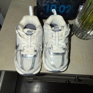 Nike Kids Vomero Sneakers - Cream and Silver